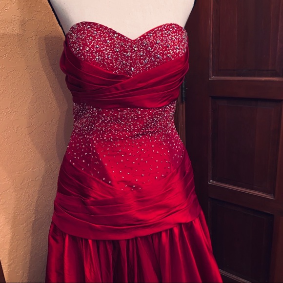 ❤️STUNNING Beaded Ruby Red Gown / Prom / Size 10 - Picture 2 of 8